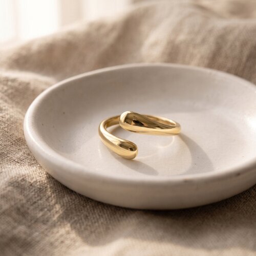 Lundholm Dagny – Adjustable Open Teardrop Ring – Gold-Tone Lundholm Dagny – Adjustable Open Teardrop Ring – Gold-Tone