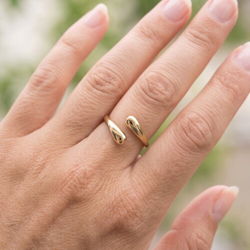 Lundholm Dagny – Adjustable Open Teardrop Ring – Gold-Tone Lundholm Dagny – Adjustable Open Teardrop Ring – Gold-Tone