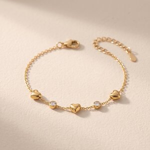 Lundholm Caroline – Hartjes Armband met Zirkonia – Goudkleurig Lundholm Caroline – Hartjes Armband met Zirkonia – Goudkleurig