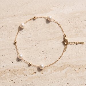 Lundholm Vivienne – Parelarmband met Witte Parels – Goudkleurig Lundholm Vivienne – Parelarmband met Witte Parels – Goudkleurig