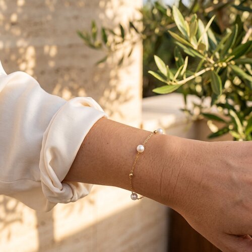 Lundholm Vivienne – Bracelet with White Pearls – Gold-Tone Lundholm Vivienne – Bracelet with White Pearls – Gold-Tone