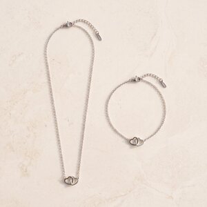 Lundholm Tova – Hartjes Sieradenset met Ketting en Armband – Zilverkleurig Lundholm Tova – Hartjes Sieradenset met Ketting en Armband – Zilverkleurig