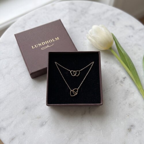 Lundholm Tova – Hartjes Sieradenset met Ketting en Armband – Goudkleurig Lundholm Tova – Hartjes Sieradenset met Ketting en Armband – Goudkleurig