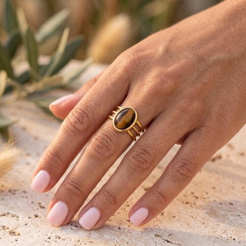 Lundholm Sunniva – Statement Ring met Ovale Tijgeroog Steen – Goudkleurig Lundholm Sunniva – Statement Ring met Ovale Tijgeroog Steen – Goudkleurig