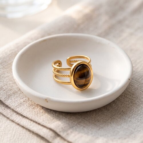 Lundholm Sunniva – Statement Ring met Ovale Tijgeroog Steen – Goudkleurig Lundholm Sunniva – Statement Ring met Ovale Tijgeroog Steen – Goudkleurig