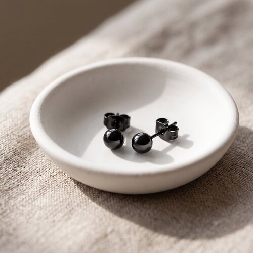 Lundholm Max – Ball Stud Earrings for Women 5 mm – Black Lundholm Max – Ball Stud Earrings for Women 5 mm – Black