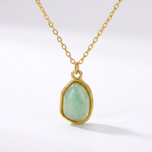 Lundholm Rosan – Necklace with Green Aventurine Pendant – Gold-Tone Lundholm Rosan – Necklace with Green Aventurine Pendant – Gold-Tone