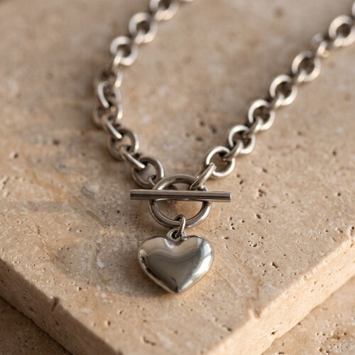 Lundholm Nanna – Hartjes Ketting met Toggle Sluiting – Zilverkleurig