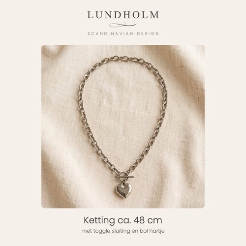Lundholm Nanna – Hartjes Ketting met Toggle Sluiting – Zilverkleurig