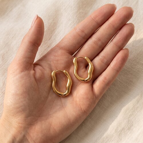 Lundholm Iselin – Chunky Wavy Hoops 2.5 cm – Gold-Tone