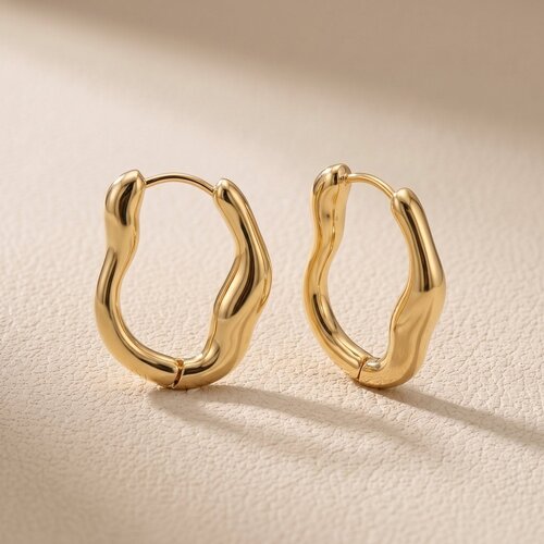 Lundholm Iselin – Chunky Wavy Hoops 2.5 cm – Gold-Tone