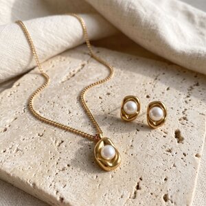 Lundholm Whitney – Parel Sieradenset met Ketting en Oorknopjes – Goudkleurig Lundholm Whitney – Parel Sieradenset met Ketting en Oorknopjes – Goudkleurig
