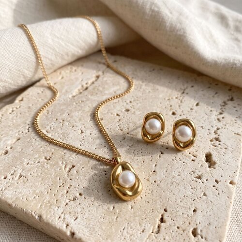 Lundholm Whitney – Parel Sieradenset met Ketting en Oorknopjes – Goudkleurig Lundholm Whitney – Parel Sieradenset met Ketting en Oorknopjes – Goudkleurig