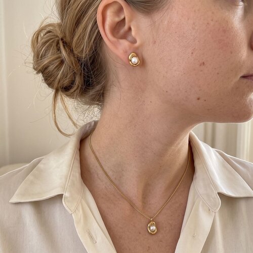 Lundholm Whitney – Pearl Necklace & Stud Earrings Set – Gold-Tone Lundholm Whitney – Pearl Necklace & Stud Earrings Set – Gold-Tone