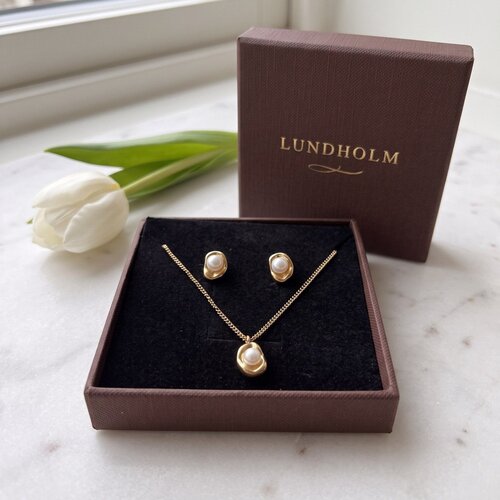 Lundholm Whitney – Pearl Necklace & Stud Earrings Set – Gold-Tone Lundholm Whitney – Pearl Necklace & Stud Earrings Set – Gold-Tone