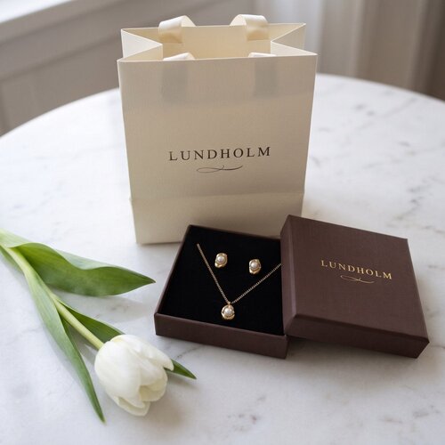 Lundholm Whitney – Pearl Necklace & Stud Earrings Set – Gold-Tone Lundholm Whitney – Pearl Necklace & Stud Earrings Set – Gold-Tone
