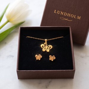Lundholm Edda – Vlinder Sieradenset met Ketting en Oorknopjes – Goudkleurig Lundholm Edda – Vlinder Sieradenset met Ketting en Oorknopjes – Goudkleurig