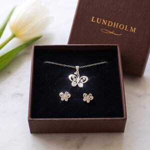 Lundholm Edda – Vlinder Sieradenset met Ketting en Oorknopjes – Zilverkleurig Lundholm Edda – Vlinder Sieradenset met Ketting en Oorknopjes – Zilverkleurig