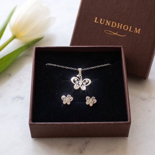 Lundholm Edda – Vlinder Sieradenset met Ketting en Oorknopjes – Zilverkleurig Lundholm Edda – Vlinder Sieradenset met Ketting en Oorknopjes – Zilverkleurig