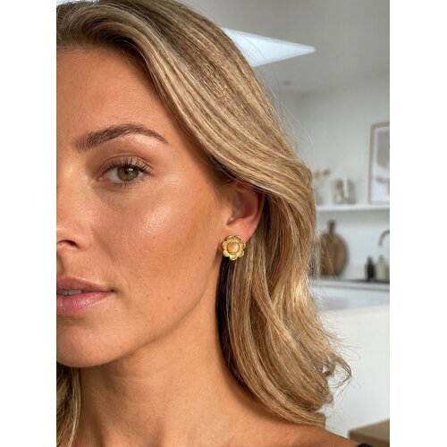 Lundholm Marielle – Flower Studs with Amber-coloured Stone – Gold-Tone