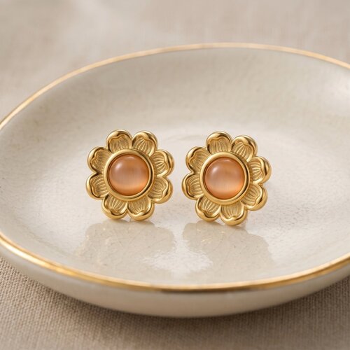 Lundholm Marielle – Flower Studs with Amber-coloured Stone – Gold-Tone