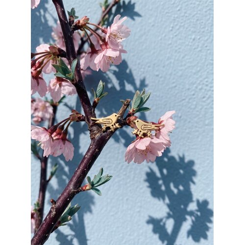 Lundholm Birdie – Bird on a Branch Stud Earrings – Gold-Tone Lundholm Birdie – Bird on a Branch Stud Earrings – Gold-Tone