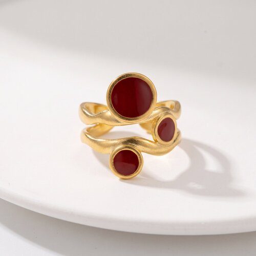 Lundholm Juno – Statement Ring met Rode Steentjes – Goudkleurig Lundholm Juno – Statement Ring met Rode Steentjes – Goudkleurig