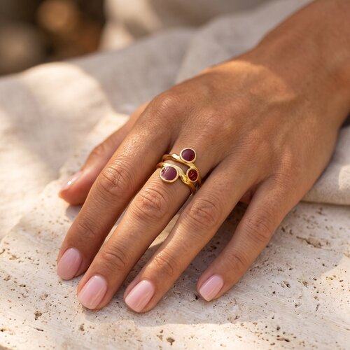 Lundholm Juno – Statement Ring met Rode Steentjes – Goudkleurig Lundholm Juno – Statement Ring met Rode Steentjes – Goudkleurig