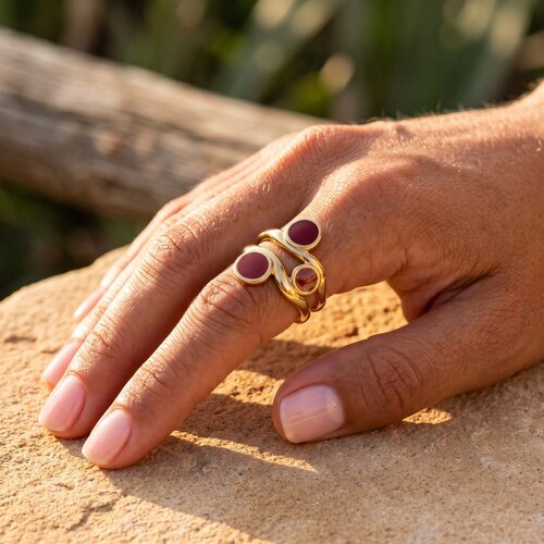 Lundholm Juno – Statement Ring met Rode Steentjes – Goudkleurig Lundholm Juno – Statement Ring met Rode Steentjes – Goudkleurig