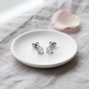 Lundholm Amour – Hartjes Oorknopjes met Zirkonia 5 mm – Zilverkleurig Lundholm Amour – Hartjes Oorknopjes met Zirkonia 5 mm – Zilverkleurig
