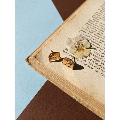 Lundholm Lucky – Elephant Stud Earrings with Flower – Gold-Tone Lundholm Lucky – Elephant Stud Earrings with Flower – Gold-Tone