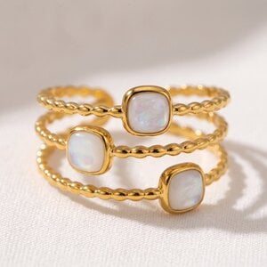 Lundholm Maeve – Statement Ring met Vierkante Steentjes – Wit Lundholm Maeve – Statement Ring met Vierkante Steentjes – Wit