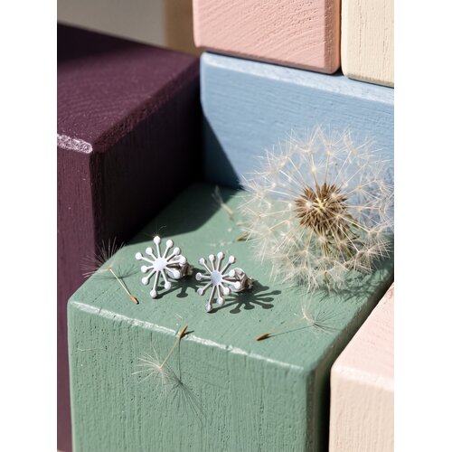 Lundholm Claudia – Dandelion Stud Earrings 1.2 cm – Silver-Tone Lundholm Claudia – Dandelion Stud Earrings 1.2 cm – Silver-Tone