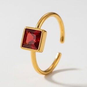 Lundholm Julie – Verstelbare Ring met Rode Steen – Goudkleurig Lundholm Julie – Verstelbare Ring met Rode Steen – Goudkleurig