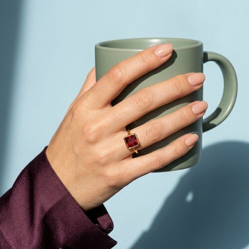 Lundholm Julie – Verstelbare Ring met Rode Steen – Goudkleurig Lundholm Julie – Verstelbare Ring met Rode Steen – Goudkleurig
