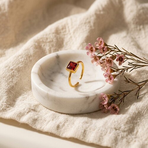 Lundholm Julie – Verstelbare Ring met Rode Steen – Goudkleurig Lundholm Julie – Verstelbare Ring met Rode Steen – Goudkleurig