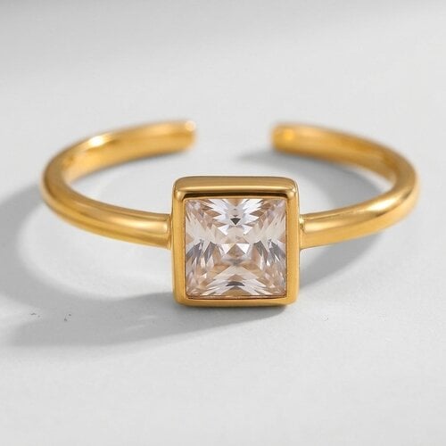 Lundholm Julie – Verstelbare Ring met Witte Zirkonia – Goudkleurig Lundholm Julie – Verstelbare Ring met Witte Zirkonia – Goudkleurig