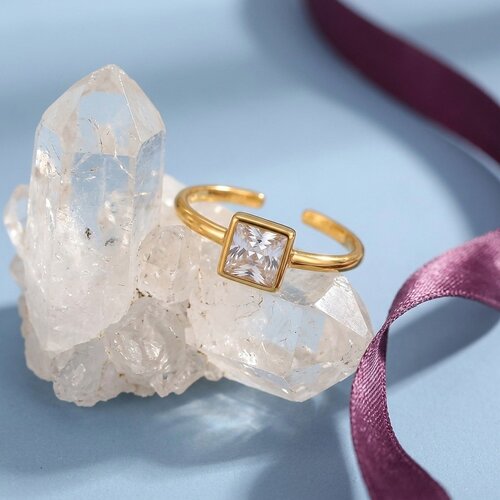 Lundholm Julie – Verstelbare Ring met Witte Zirkonia – Goudkleurig Lundholm Julie – Verstelbare Ring met Witte Zirkonia – Goudkleurig