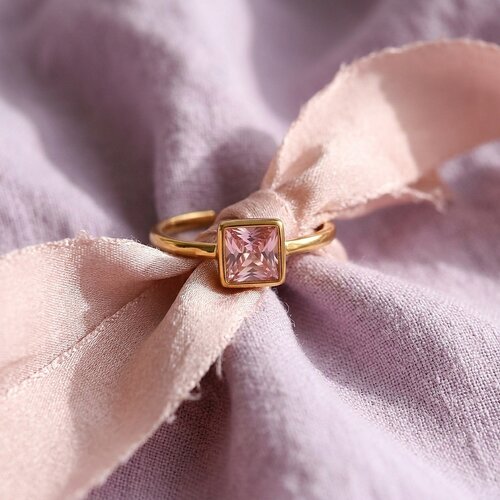 Lundholm Julie – Verstelbare Ring met Roze Zirkonia – Goudkleurig Lundholm Julie – Verstelbare Ring met Roze Zirkonia – Goudkleurig
