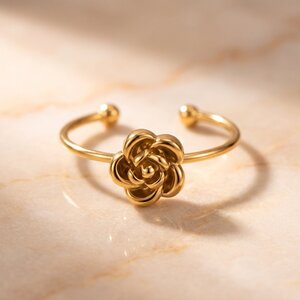 Lundholm Roos – Verstelbare Open Ring met Roosje – Goudkleurig Lundholm Roos – Verstelbare Open Ring met Roosje – Goudkleurig