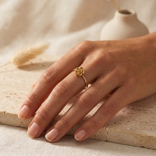 Lundholm Roos – Verstelbare Open Ring met Roosje – Goudkleurig Lundholm Roos – Verstelbare Open Ring met Roosje – Goudkleurig