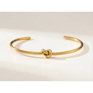 Lundholm Tammy – Open Bangle met Knoop – Goudkleurig Lundholm Tammy – Open Bangle met Knoop – Goudkleurig
