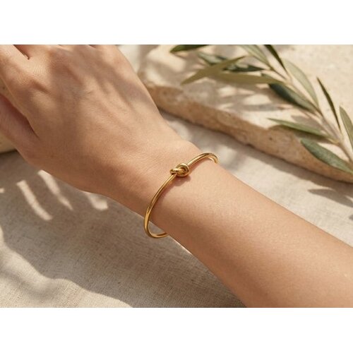 Lundholm Tammy – Open Bangle with Knot – Gold-Tone Lundholm Tammy – Open Bangle with Knot – Gold-Tone