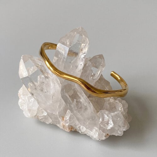 Lundholm Amira – Statement Bangle – Goudkleurig Lundholm Amira – Statement Bangle – Goudkleurig