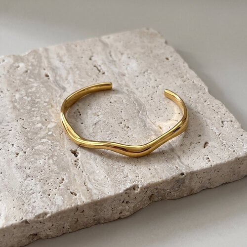 Lundholm Amira – Statement Bangle – Goudkleurig Lundholm Amira – Statement Bangle – Goudkleurig