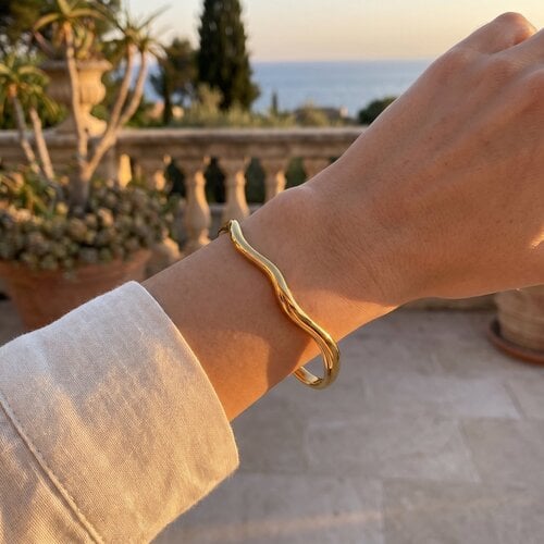 Lundholm Amira – Statement Bangle – Goudkleurig Lundholm Amira – Statement Bangle – Goudkleurig