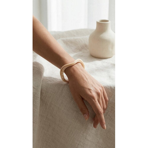 Lundholm Nienke – Statement Resin Bangle – Beige Lundholm Nienke – Statement Resin Bangle – Beige