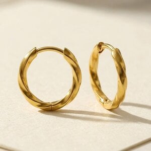 Lundholm Thalia – Twisted Hoops 1.8 cm – Gold-Tone Lundholm Thalia – Twisted Hoops 1.8 cm – Gold-Tone