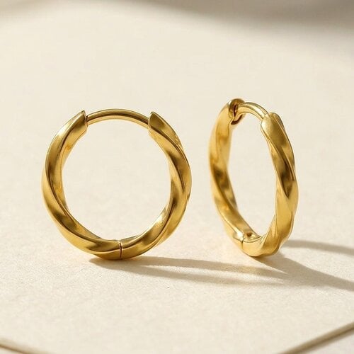 Lundholm Thalia – Twisted Hoops 1.8 cm – Gold-Tone Lundholm Thalia – Twisted Hoops 1.8 cm – Gold-Tone
