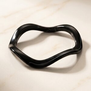 Lundholm Nienke – Statement Hars Bangle Dames – Zwart Lundholm Nienke – Statement Hars Bangle Dames – Zwart